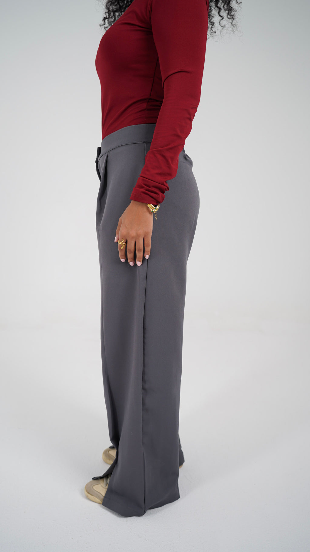 The Everyday Pants in grey, side view